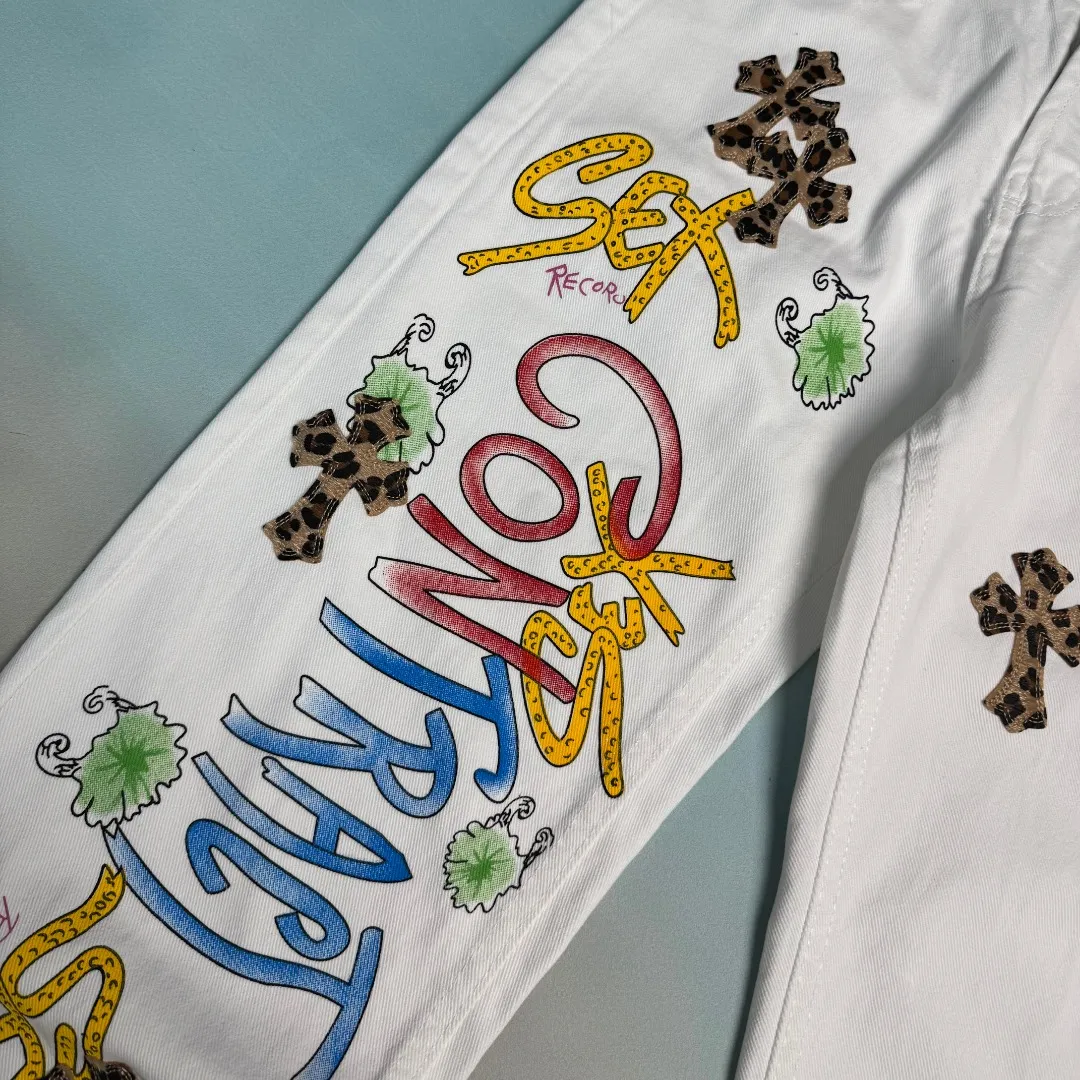 🅿️290 🔘Style No.-KL102 🔘Chrome Hearts𝐂𝐡𝐫𝐨𝐦𝐞 𝐇𝐞𝐚𝐫𝐭 24SS white background with leopard print vintage graffiti painted high street jeans* Chrome Hearts and Levi's The co-branded white cross leopard print jeans are considered to be the best in the jeans industry and are extremely popular. The pure cotton twill fabric supplied by customers has clear texture, and the cross leopard pattern inlay follows the latest trend. Its unique charm is unstoppable. Believe me, if you buy these trendy products, you will be able to fly all the way on the fashion track and easily become the focus of fashion in your circle of friends! Act quickly and let's blow up the streets together!  Fashionistas, look over here! Darlings, today I have to share with you my latest favorite - personalized graffiti jeans! When I put it on for the first time, I felt so cool and cool, as if the whole street was my show. Colorful graffiti elements break the monotony of traditional denim, and every pattern looks like a carefully crafted work of art, unique and eye-catching. The high-waisted version optimizes body proportions and easily creates long legs. The fabric is soft and elastic without any tightness, so it can be used for daily outings or sports and leisure activities. It has perfect versatility. Pair it with a simple short top to look fashionable. Pair it with a personalized navel-baring top to turn it into a street focus. Of course, there is more than one “star” on the fashion stage. This pair of Croxin pants dominates the fashion circle with its outstanding colors. Made from carefully selected beaded canvas and washed with heavy-duty water, the upper body is extremely textured, and the three-dimensional tailoring creates a straight trousers shape. ZP customized hardware, with customized small leather label, full of details, simple yet stylish, genderless design is super cool, and can be easily used by both men and women.  Size: S M L XL (28.30.32.34) Color: White